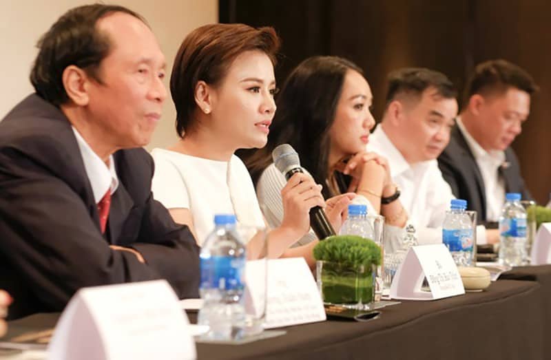Bà Đặng Bảo Trâm (thứ hai từ trái sang) - Trưởng ban tổ chức cuộc thi Hoa hậu Doanh nhân Việt Nam 2021 /// Ảnh: T.H