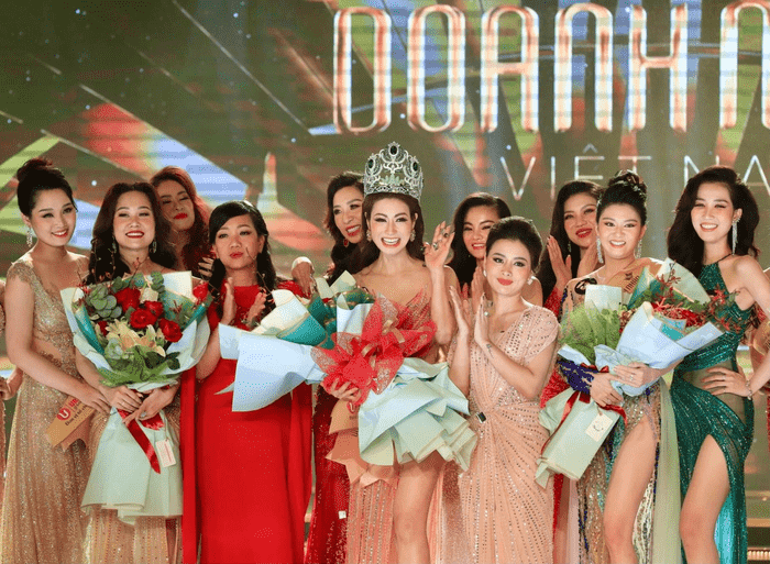 Tân hoa hậu Doanh nhân Việt Nam chụp ảnh lưu niệm cùng BTC và các thí sinh